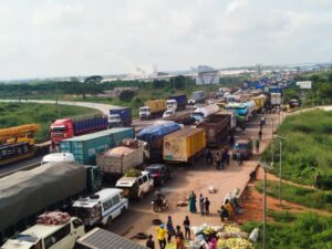 Road rage! Truck driver blocks Lagos-Ibadan expressway because FRSC seized his battery…3 die